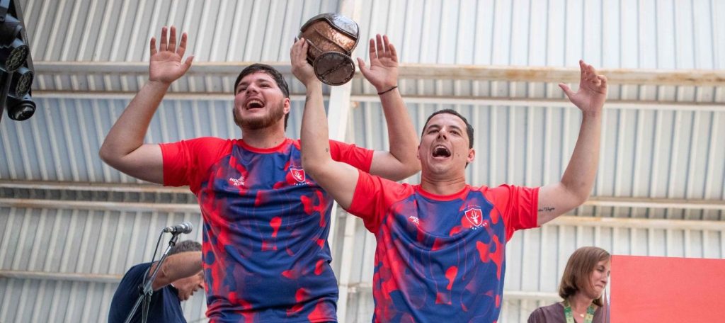 Festejos de Tarucas al momento de recibir el Trofeo Espíritu del Rugby Mixed Ability en el último IMART, celebrado en Pamplona (España) en junio del 2025.